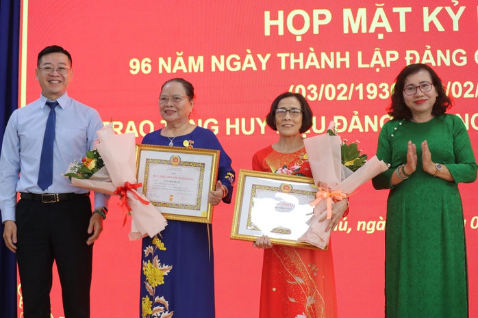 phường Tăng Nhơn Ph&uacute; trao tặng huy hiệu đảng - Ảnh 11.