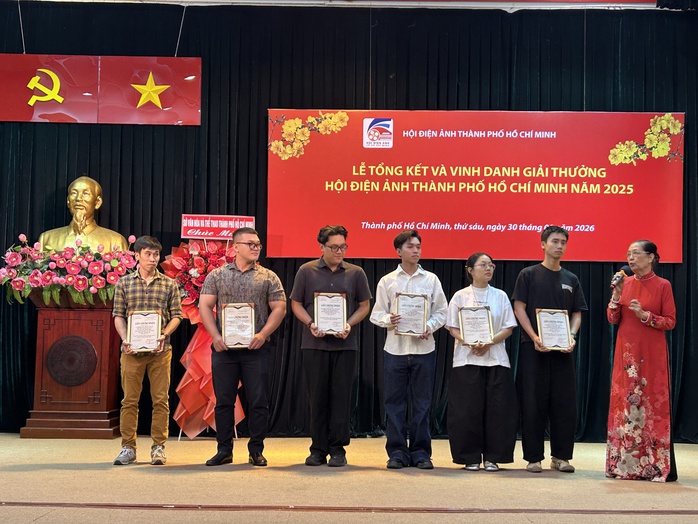 Đạo diễn Xu&acirc;n Phượng m&ecirc; l&agrave;m phim hơn nửa thế kỷ - Ảnh 1.