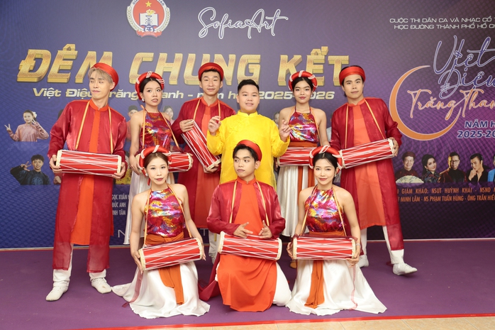 Cậu b&eacute; 12 tuổi &ldquo;đ&aacute;nh thức&rdquo; Trống Cơm bằng t&igrave;nh y&ecirc;u văn h&oacute;a Việt - Ảnh 1.