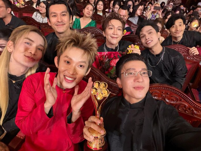 Nh&oacute;m Ch&iacute;n Muồi n&oacute;i g&igrave; khi thắng giải Mai V&agrave;ng?  - Ảnh 2.