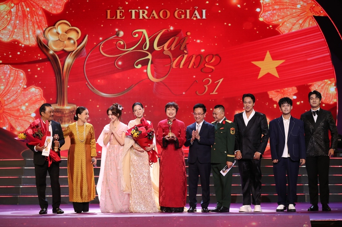 Đạo diễn &ndash; NSƯT Nguyễn Phương Điền vỡ &ograve;a với tượng Mai V&agrave;ng đầu ti&ecirc;n! - Ảnh 1.