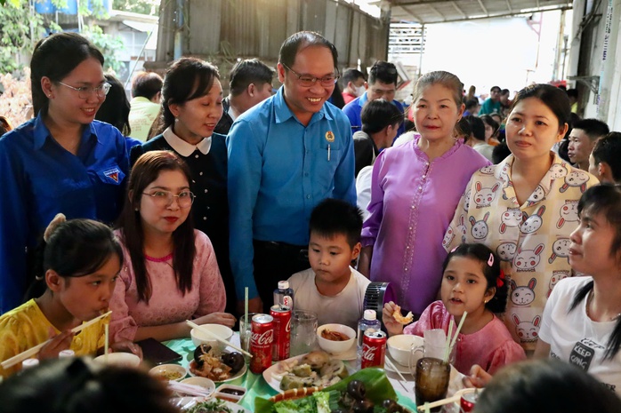 Mùa xuân đến sớm với người lao động - Ảnh 1. Mùa xuân đến sớm với người lao động - Ảnh 1.