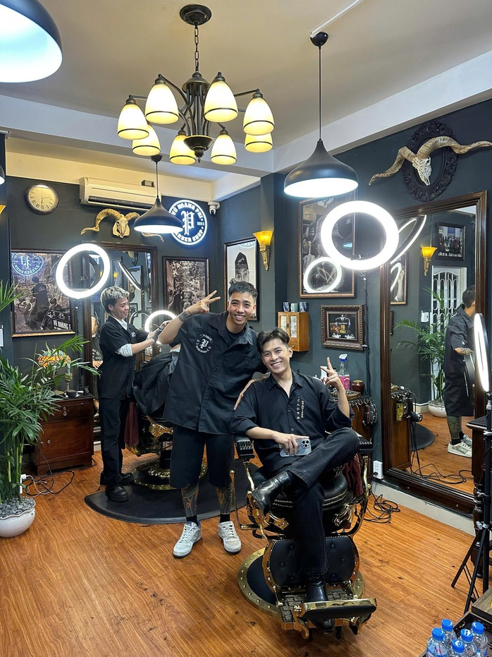 Tiktoker sở hữu 1,6 triệu follower chuy&ecirc;n cắt t&oacute;c cho sao Việt l&agrave; ai?  - Ảnh 3.