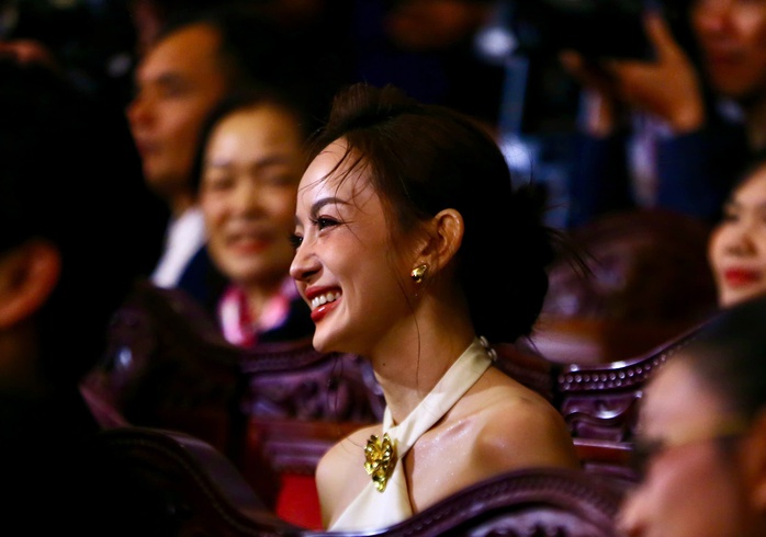 Li&ecirc;n Bỉnh Ph&aacute;t &ocirc;m chầm Ngọc Kayla khi được thắng Mai V&agrave;ng 2025 - Ảnh 3.