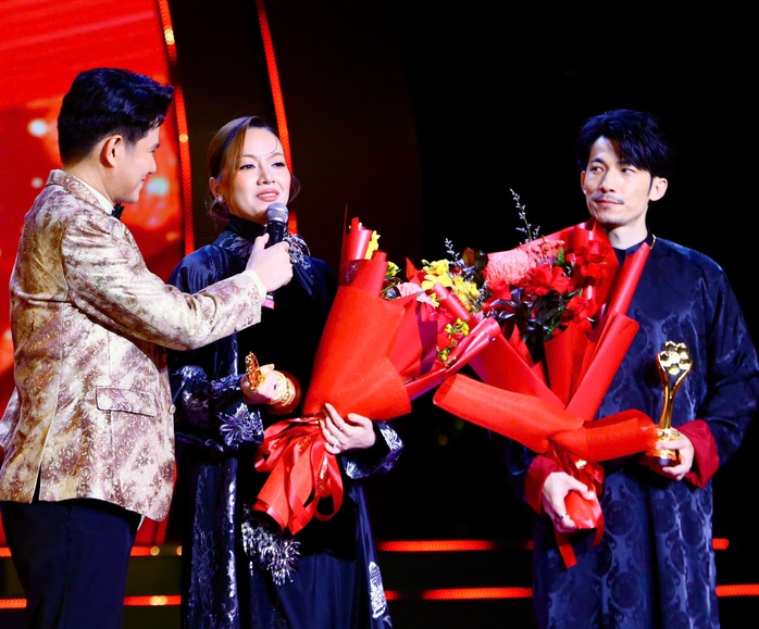 Li&ecirc;n Bỉnh Ph&aacute;t &ocirc;m chầm Ngọc Kayla khi được thắng Mai V&agrave;ng 2025 - Ảnh 7.