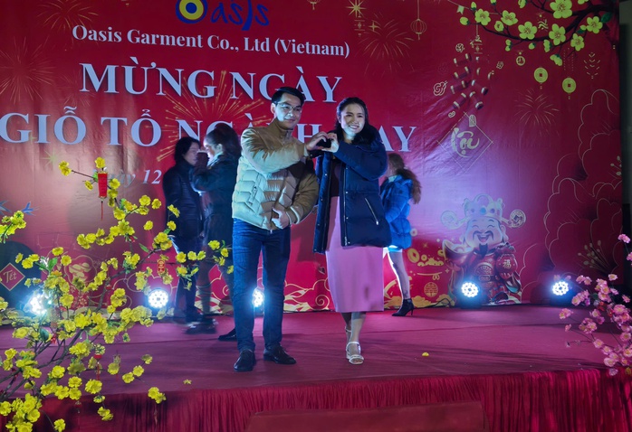 C&ocirc;ng nh&acirc;n vui Tết sớm - Ảnh 2.