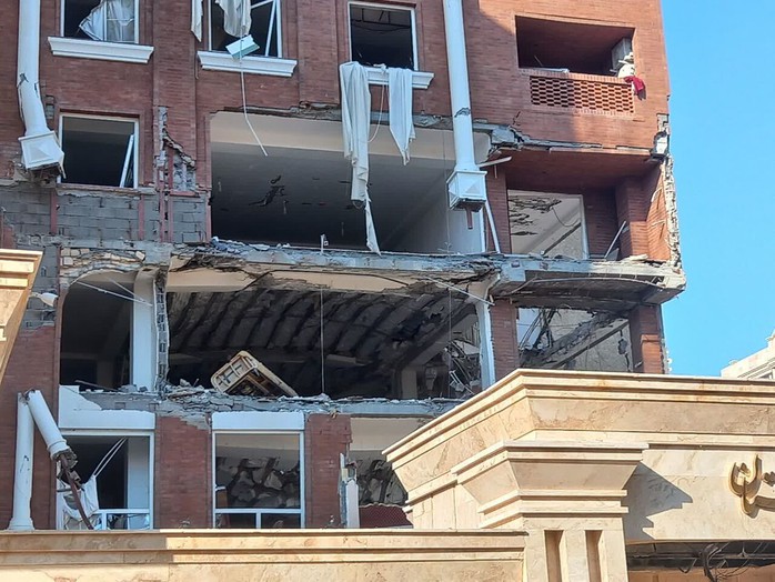 Nhiều người chết trong 2 vụ nổ ở Iran, giới chức phủ nhận chỉ huy IRGC bị &aacute;m s&aacute;t - Ảnh 3.