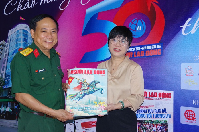 Qu&acirc;n khu 7 ch&uacute;c Tết B&aacute;o Người Lao Động - Ảnh 2.