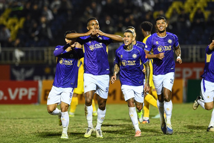 Đỗ H&ugrave;ng Dũng d&iacute;nh thẻ đỏ nhưng H&agrave; Nội FC vẫn thắng tr&ecirc;n s&acirc;n Vinh - Ảnh 4.