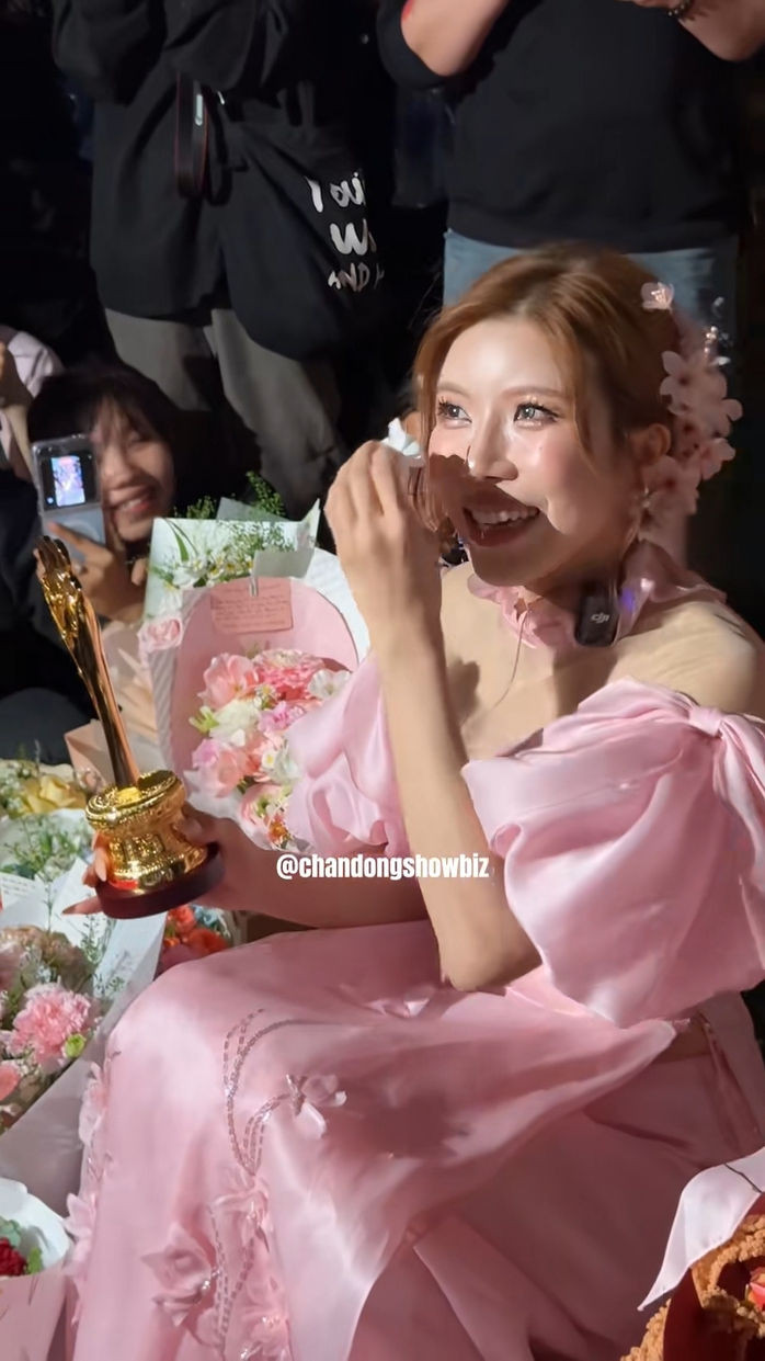 Trang Pháp bật khóc với cúp Mai Vàng dành cho Mãi là người Việt Nam - Ảnh 1.