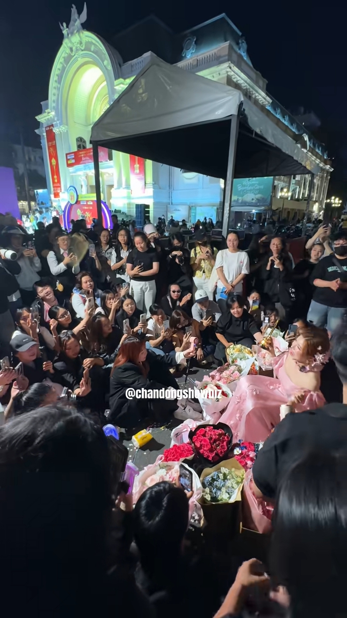 Trang Pháp bật khóc với cúp Mai Vàng dành cho Mãi là người Việt Nam - Ảnh 7.