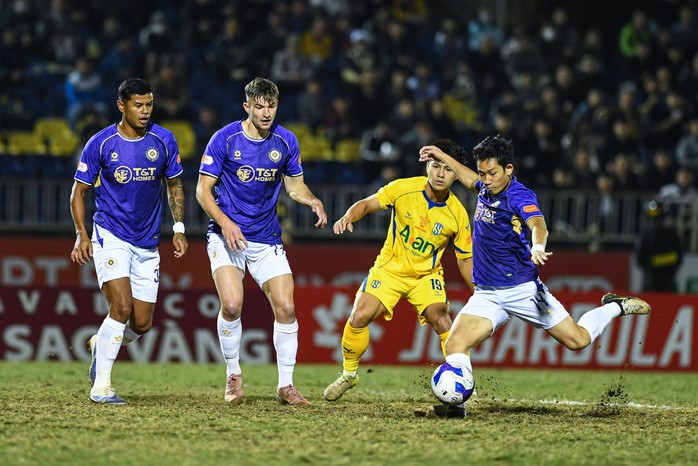 Đỗ H&ugrave;ng Dũng d&iacute;nh thẻ đỏ nhưng H&agrave; Nội FC vẫn thắng tr&ecirc;n s&acirc;n Vinh - Ảnh 1.