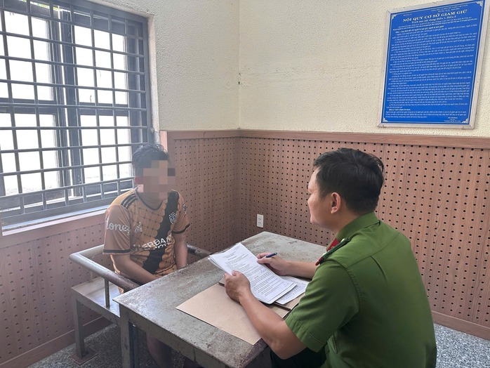 Tạm giữ g&atilde; đ&agrave;n &ocirc;ng s&agrave;m sỡ thiếu nữ tại Đồng Nai: H&agrave;nh vi phạm tội nghi&ecirc;m trọng - Ảnh 1.