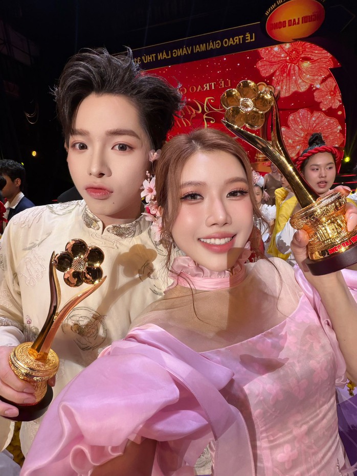 Trang Pháp bật khóc với cúp Mai Vàng dành cho Mãi là người Việt Nam - Ảnh 5.