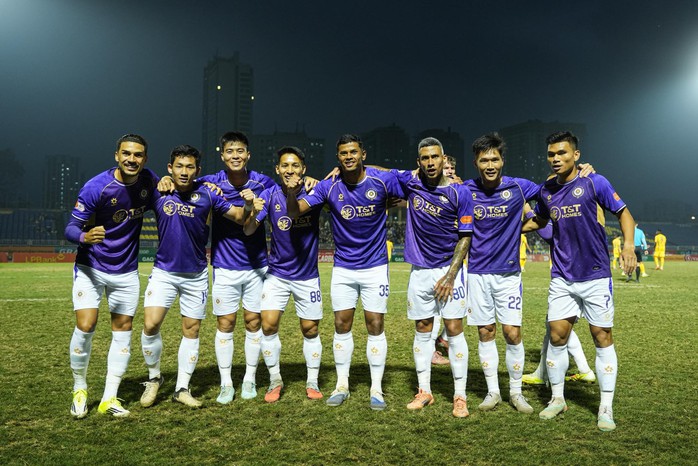 Đỗ H&ugrave;ng Dũng d&iacute;nh thẻ đỏ nhưng H&agrave; Nội FC vẫn thắng tr&ecirc;n s&acirc;n Vinh - Ảnh 3.