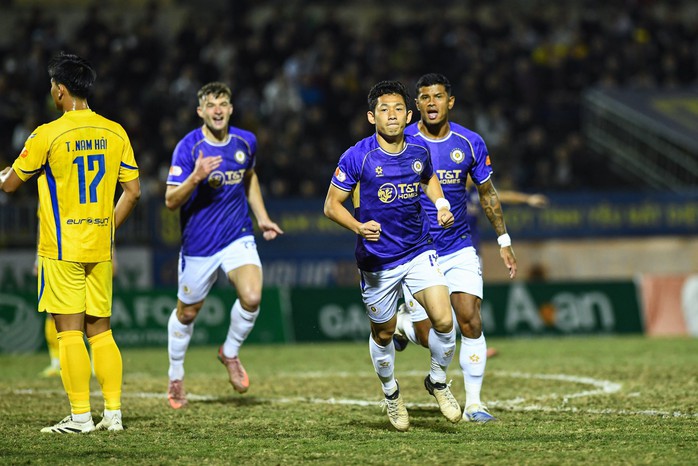 Đỗ H&ugrave;ng Dũng d&iacute;nh thẻ đỏ nhưng H&agrave; Nội FC vẫn thắng tr&ecirc;n s&acirc;n Vinh - Ảnh 2.