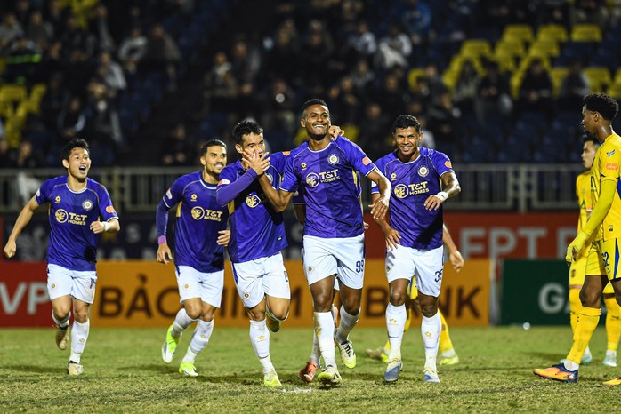 Đỗ H&ugrave;ng Dũng d&iacute;nh thẻ đỏ nhưng H&agrave; Nội FC vẫn thắng tr&ecirc;n s&acirc;n Vinh - Ảnh 5.