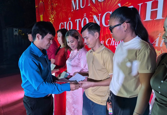 C&ocirc;ng nh&acirc;n vui Tết sớm - Ảnh 1.