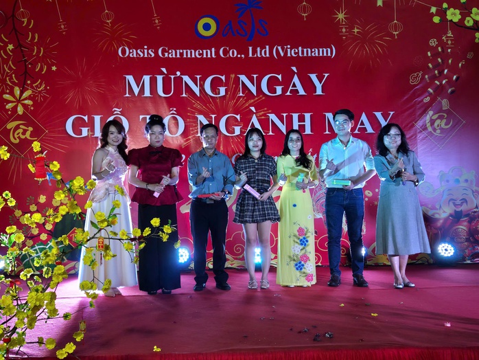 C&ocirc;ng nh&acirc;n vui Tết sớm - Ảnh 3.