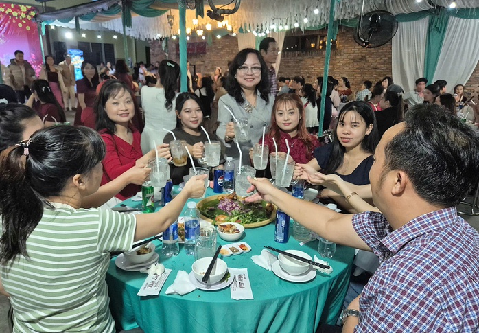 C&ocirc;ng nh&acirc;n vui Tết sớm - Ảnh 4.