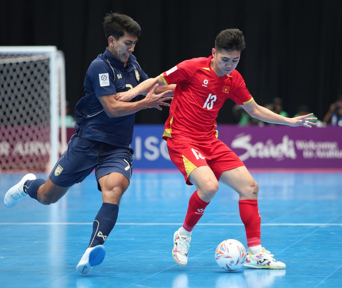 Futsal Việt Nam thua tối thiểu Th&aacute;i Lan, đi tiếp với ng&ocirc;i nh&igrave; bảng - Ảnh 1.