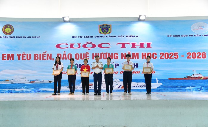 S&ocirc;i nổi cuộc thi "Em y&ecirc;u biển, đảo qu&ecirc; hương" ở An Giang - Ảnh 8.