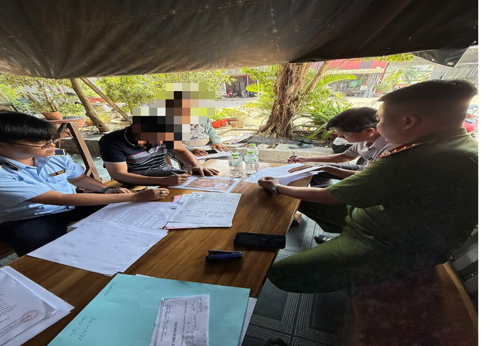 Vĩnh Long: Ph&aacute;t hiện h&agrave;ng trăm kg m&oacute;ng heo nghi nhập lậu - Ảnh 1.