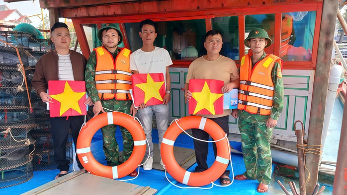 Báo Người Lao Động trao 300 lá cờ Tổ quốc, tiếp sức ngư dân Quảng Trị vươn khơi - Ảnh 2. Báo Người Lao Động trao 300 lá cờ Tổ quốc, tiếp sức ngư dân Quảng Trị vươn khơi - Ảnh 2.