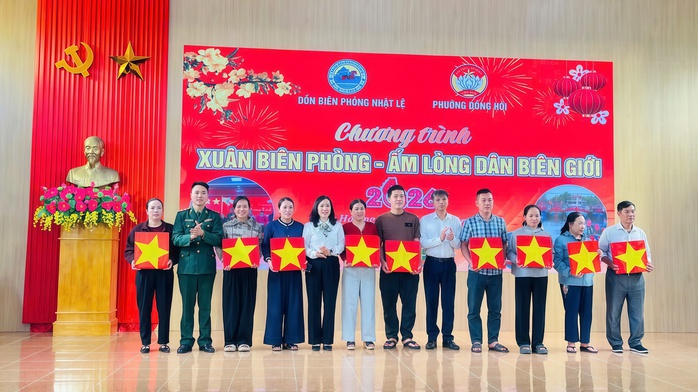 Báo Người Lao Động trao 300 lá cờ Tổ quốc, tiếp sức ngư dân Quảng Trị vươn khơi - Ảnh 1. Báo Người Lao Động trao 300 lá cờ Tổ quốc, tiếp sức ngư dân Quảng Trị vươn khơi - Ảnh 1.