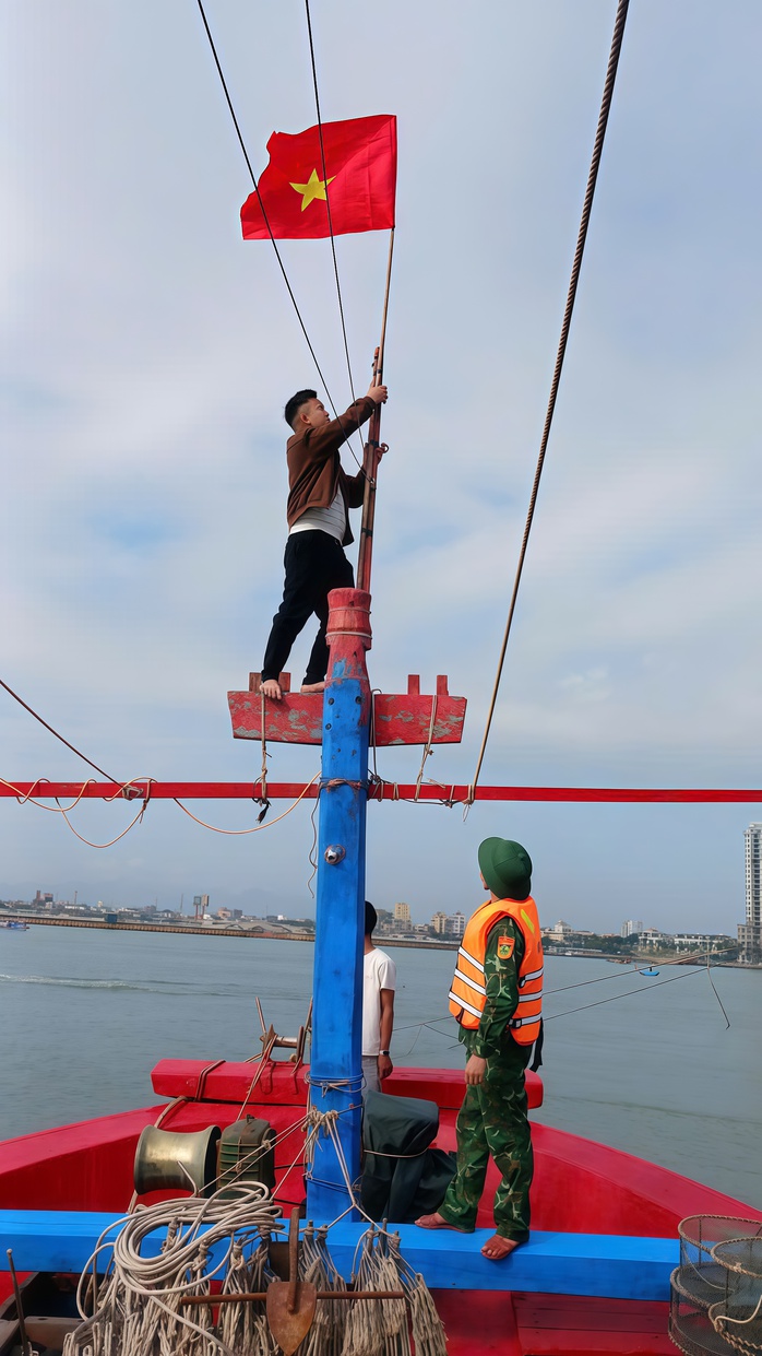 Báo Người Lao Động trao 300 lá cờ Tổ quốc, tiếp sức ngư dân Quảng Trị vươn khơi - Ảnh 3. Báo Người Lao Động trao 300 lá cờ Tổ quốc, tiếp sức ngư dân Quảng Trị vươn khơi - Ảnh 3.