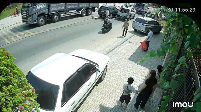 CLIP: T&agrave;i xế bị đ&aacute;nh gục tr&ecirc;n đường sau va chạm giao th&ocirc;ng  - Ảnh 1.