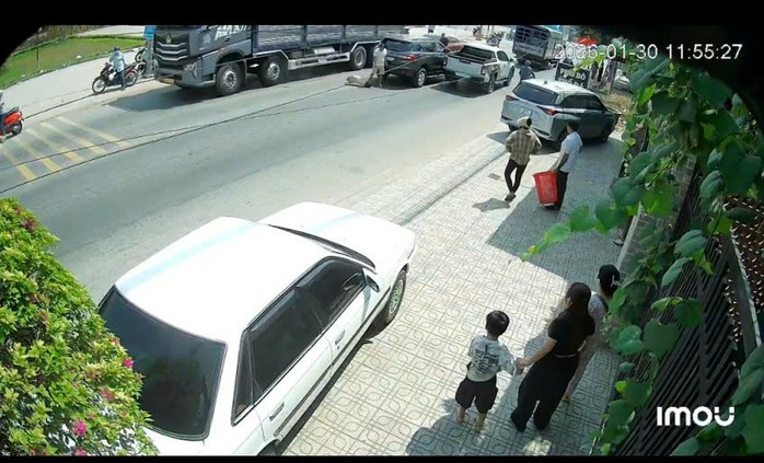 CLIP: T&agrave;i xế bị đ&aacute;nh gục tr&ecirc;n đường sau va chạm giao th&ocirc;ng  - Ảnh 2.