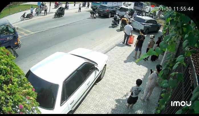 CLIP: T&agrave;i xế bị đ&aacute;nh gục tr&ecirc;n đường sau va chạm giao th&ocirc;ng  - Ảnh 3.