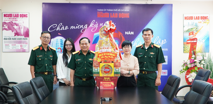 Qu&acirc;n khu 7 ch&uacute;c Tết B&aacute;o Người Lao Động - Ảnh 1.