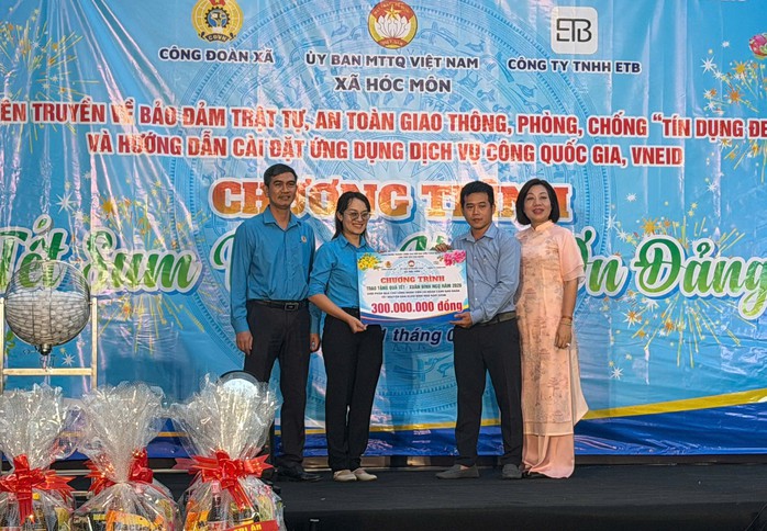 C&ocirc;ng nh&acirc;n vui Tết sớm - Ảnh 5.