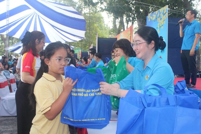 H&agrave;ng trăm thiếu nhi vui đ&oacute;n Tết sớm - Ảnh 3.