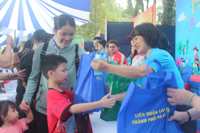 H&agrave;ng trăm thiếu nhi vui đ&oacute;n Tết sớm - Ảnh 4.