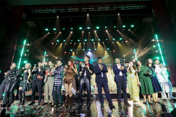 Hòa Minzy thắng lớn tại giải Làn sóng xanh 2025 - Ảnh 2.