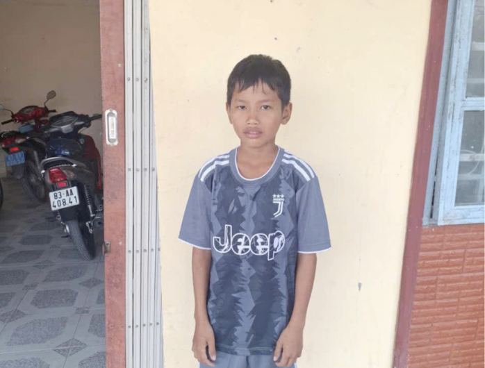 B&eacute; trai qu&ecirc; C&agrave; Mau đi lạc ở Cần Thơ, c&ocirc;ng an k&ecirc;u gọi t&igrave;m người th&acirc;n - Ảnh 1.