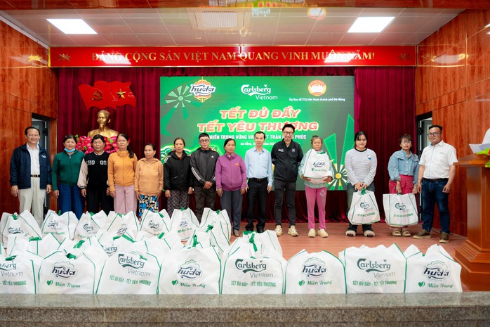 Carlsberg Việt Nam trao 7.500 suất quà Tết cho người dân miền Trung - Ảnh 2.