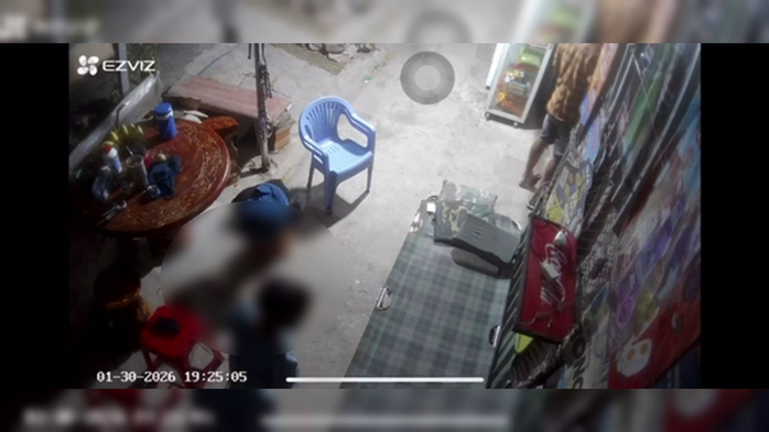 Clip người đ&agrave;n &ocirc;ng d&agrave;n cảnh để b&eacute; trai trộm t&agrave;i sản g&acirc;y phẫn nộ tr&ecirc;n mạng x&atilde; hội - Ảnh 1.