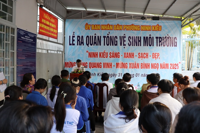 Phường Ninh Kiều Cần Thơ ra qu&acirc;n vệ sinh m&ocirc;i trường đ&oacute;n Tết 2026 - Ảnh 1.