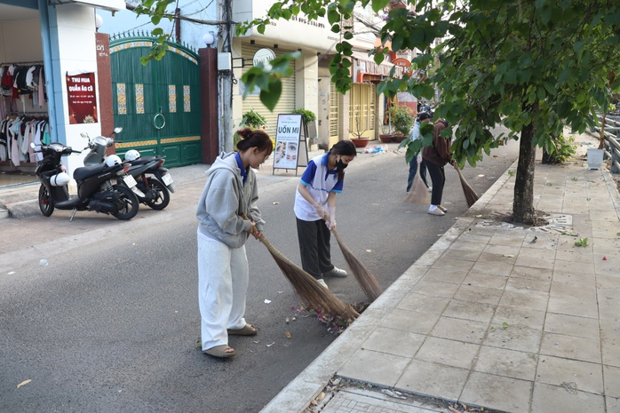 Phường Ninh Kiều Cần Thơ ra qu&acirc;n vệ sinh m&ocirc;i trường đ&oacute;n Tết 2026 - Ảnh 6.