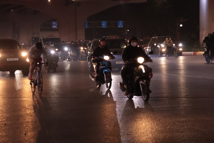 Nhiều tuyến đường ở H&agrave; Nội &ugrave;n ứ sau kỳ nghỉ Tết Dương lịch 2026 - Ảnh 5.