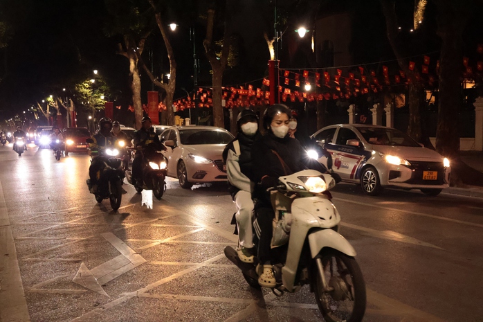 Nhiều tuyến đường ở H&agrave; Nội &ugrave;n ứ sau kỳ nghỉ Tết Dương lịch 2026 - Ảnh 4.