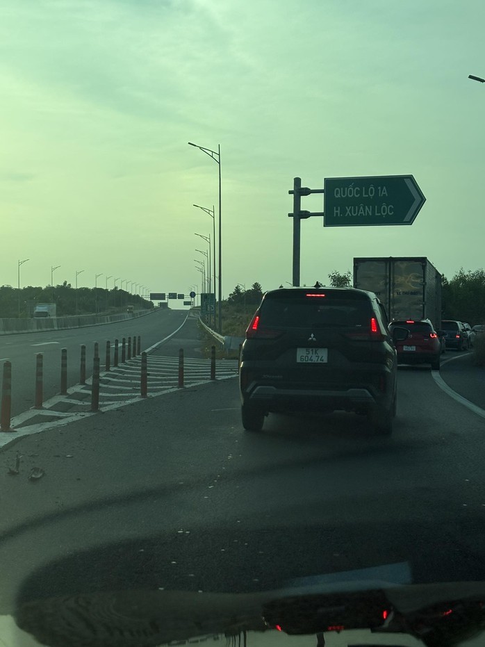 Va chạm liên hoàn 7 ô tô trên cao tốc Phan Thiết - Dầu Giây gây ùn tắc kéo dài - Ảnh 1. Va chạm liên hoàn 7 ô tô trên cao tốc Phan Thiết - Dầu Giây gây ùn tắc kéo dài - Ảnh 1.