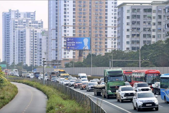 Nhiều tuyến đường ở H&agrave; Nội &ugrave;n ứ sau kỳ nghỉ Tết Dương lịch 2026 - Ảnh 1.