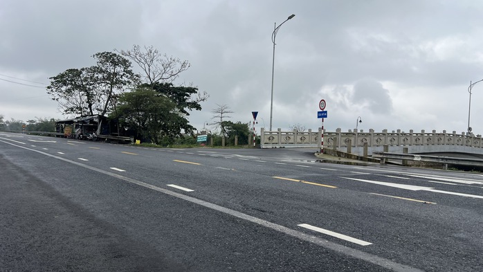 Đường gom cầu Mỹ An bị b&oacute;p chẹt V&igrave; hộ d&acirc;n lấn chiếm đất t&aacute;i định cư - Ảnh 3.