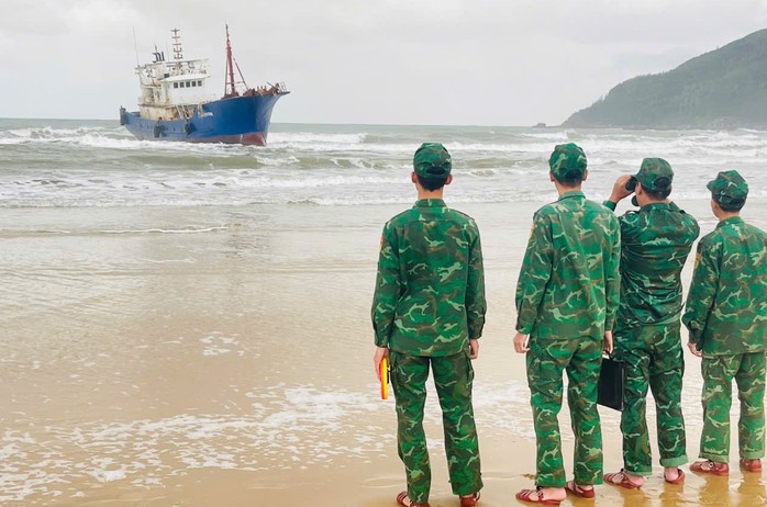 "T&agrave;u ma" mắc cạn ở v&ugrave;ng biển Dung Quất - Ảnh 1.