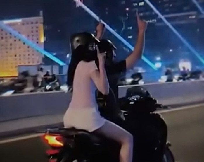 Đ&ocirc;i nam nữ bu&ocirc;ng hai tay tr&ecirc;n cầu Ba Son g&acirc;y bức x&uacute;c mạng x&atilde; hội - Ảnh 1.